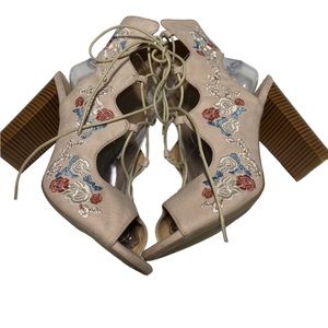 Wild Diva unworn embroidered heels size 9